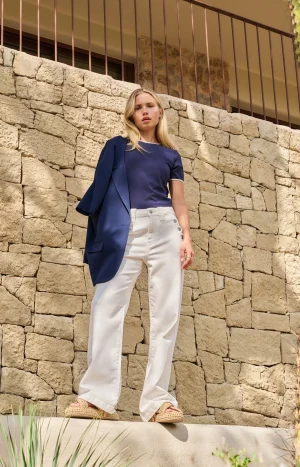White High-Waisted Jeans with Buttons on the Pocket